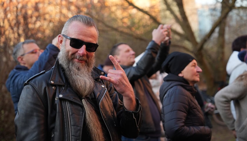 Koncert pod blokiem i odsłonięcie muralu na Orzechowej. Wrocław. 16.03.2025