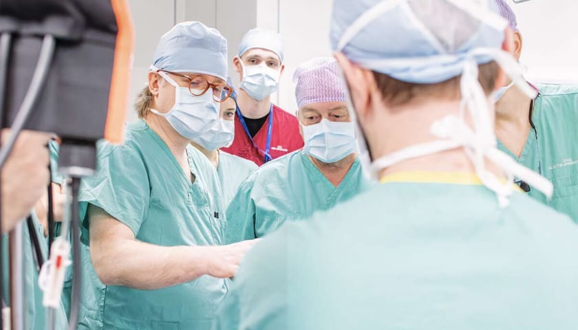 Powiększ obraz: <p>operacja z wykorzystaniem robota Da Vinci</p>
