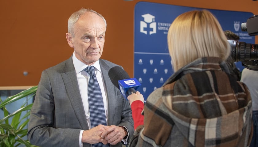 Powiększ obraz: <p>profesor Piotr Ponikowski</p>
