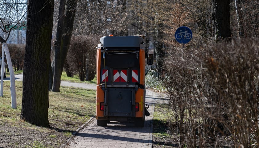 Powiększ obraz: <p>Zamiatnie chodników </p>
