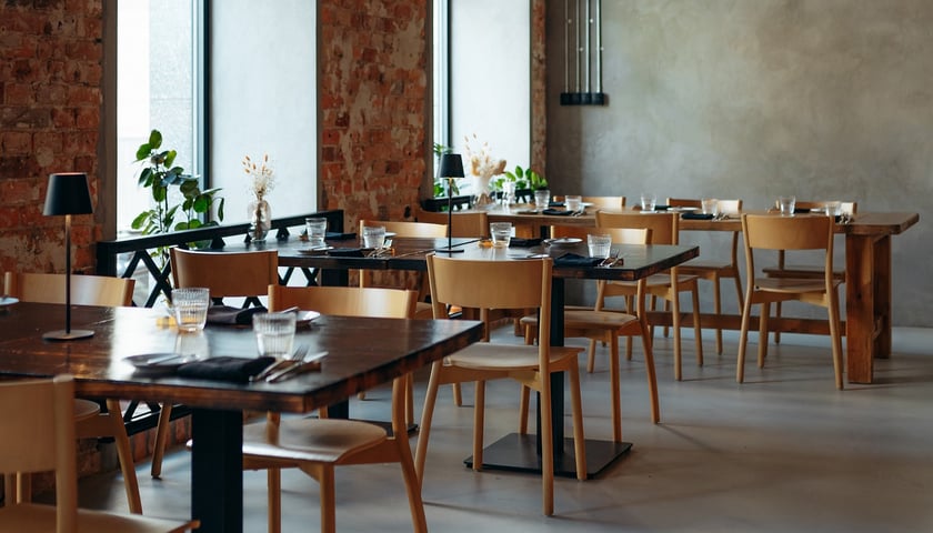 Powiększ obraz: Na zdjęciu wnętrze restauracji IDA kuchnia i wino we Wrocławiu.