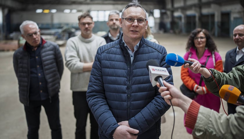Powiększ obraz: <p>Paweł Kośnik, konferencja w hali przy Kolejowej, przyszłej BWA Wrocław (26 marca 2025 r.)</p>