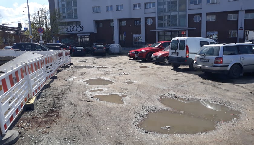Powiększ obraz: <p>Parking u zbiegu ulic Conrada-Korzeniowskiego i Trzebnickiej - przed remontem</p>