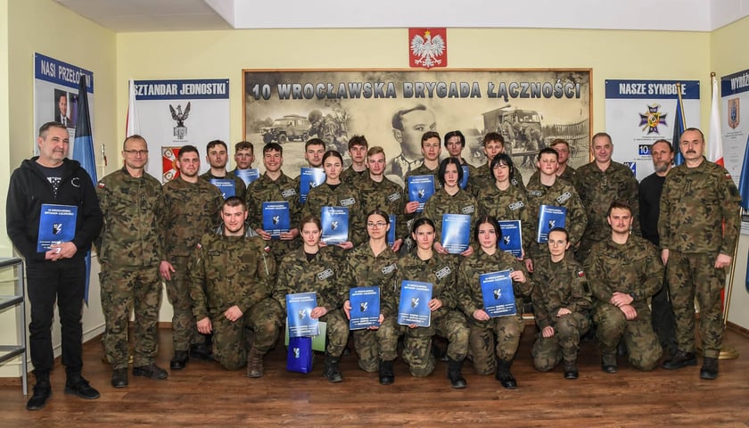 Powiększ obraz: Pamiątkowe zdjęcie po zakończeniu szkolenie w 10 Wrocławskiej Brygadzie Łączności