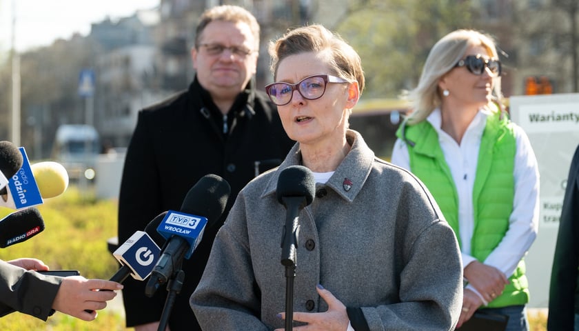 Powiększ obraz: <p>Monika Kozłowska-Święconek, podpisanie umowy na projekt trasy tramwajowej przez Klecinę (4 kwietnia 2025 roku)</p>