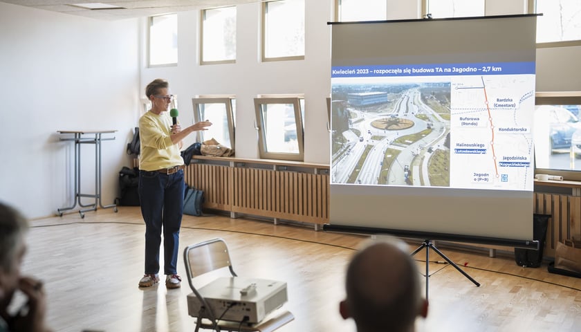 Powiększ obraz: Spotkanie z mieszkańcami Jagodna w szkole przy ul. Asfaltowej na temat nowych tras ośmiu linii autobusowych. Na zdjęciu  Monika Kozłowska-Święconek, dyrektorka Biura Zrównoważonej Mobliności