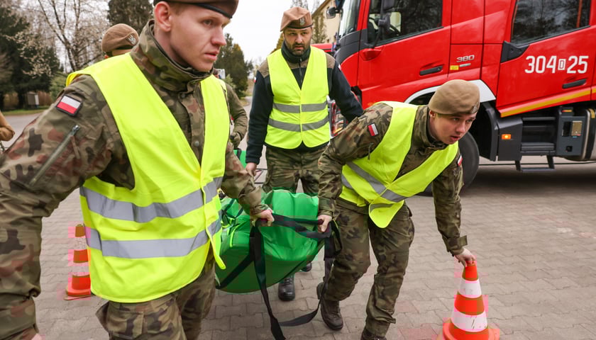 Powiększ obraz: <p>Ewakuacja mieszkańców DPS w ramach ćwiczeń słuzb i programy Bezpieczny Wrocław</p>