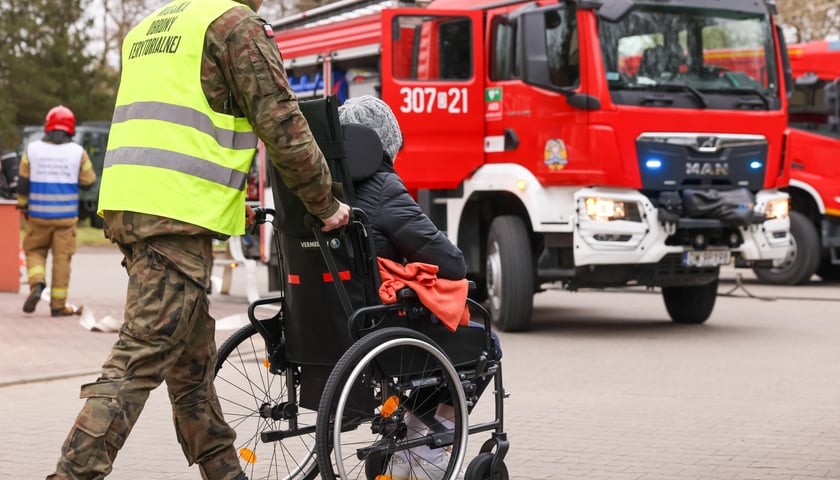 Powiększ obraz: Ewakuacja mieszkańców DPS przy ul. Rędzińskiej - ćwiczenia służb