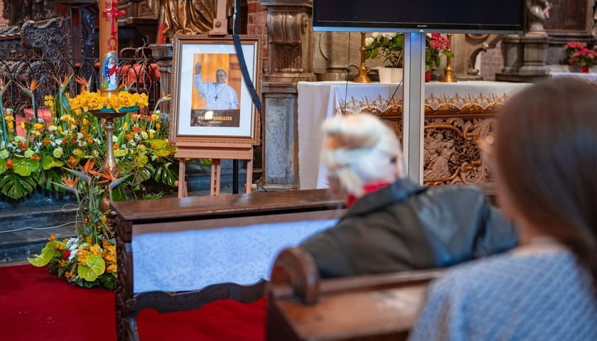 Zdjęcie papieża Franciszka w ramce z czarną wstęgą w katedrze na Ostrowie Tumskim