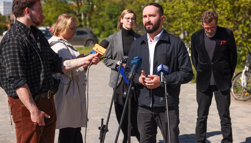 Powiększ obraz: Briefing dotyczący przekazania rowerów z Biura Rzeczy Znalezionych wrocławskiego ZDiUM podopiecznym MOPS