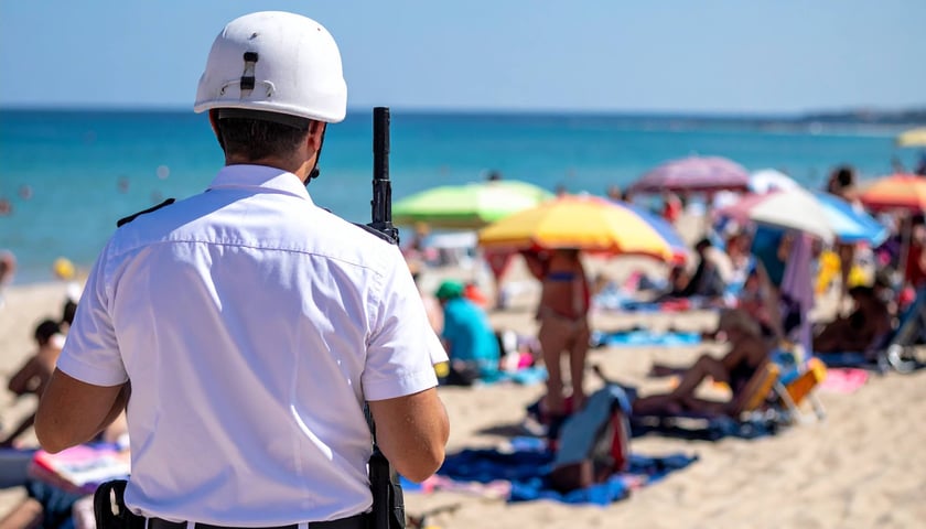 Powiększ obraz: <p>W przypadku zagrożeń CBRN pomoże nam wojsko - taki kryzys może nas spotkac także na wakacjach</p>
