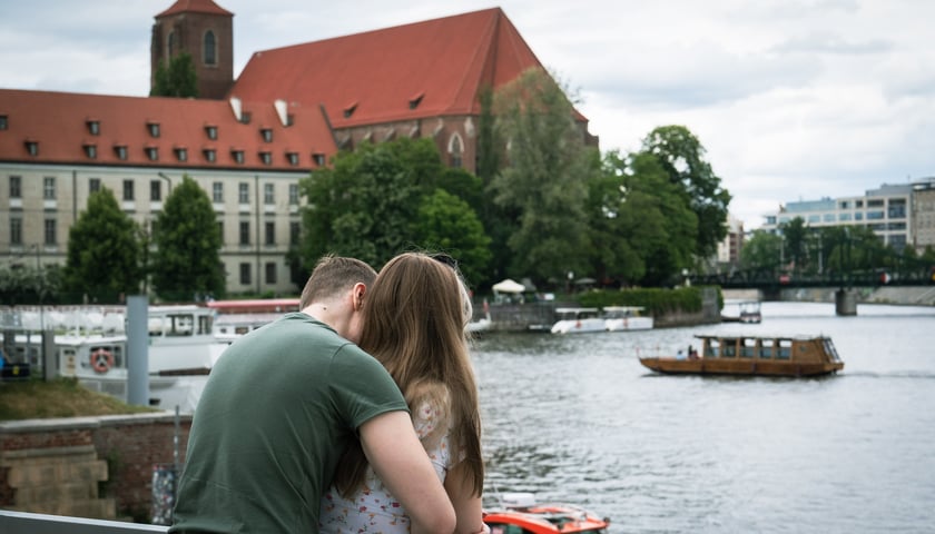 Powiększ obraz: Para patrząca na Odrę