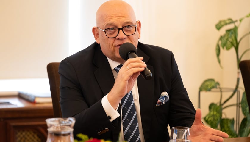 Powiększ obraz: <p>Konferencja w gabinecie prezydenta Jacka Sutryka poświęcona rozwojowi branży gastronomicznej we Wrocławiu – na zdjęciu Maciej Dobrzyniecki</p>