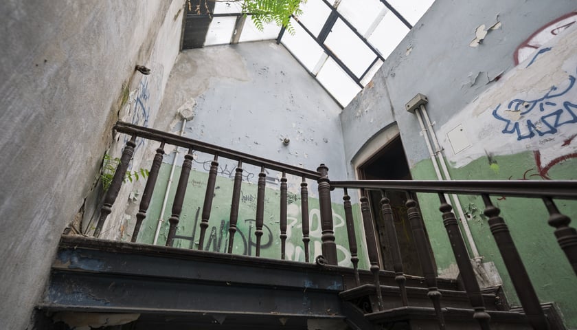 Powiększ obraz: <p>Wnętrza kamienic 1, 1a i 1b na Dworcowej we Wrocławiu</p>