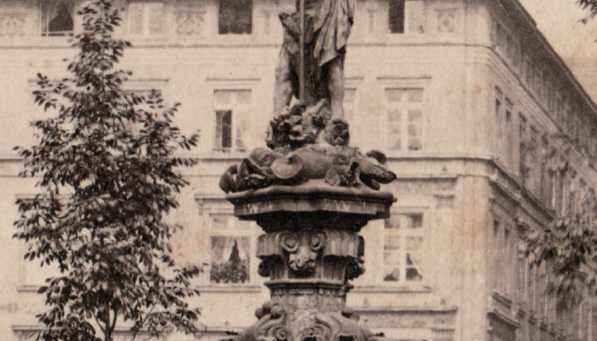 Fragment rzeźby Neptuna z widocznymi delfinami