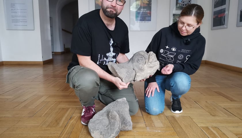 Tomasz Sielicki z Emilią Seredyńską w Muzeum Regionalnym w Sycowie prezentują delfina - prawdopodobnie fragment fontanny z pl. Nowy Targ