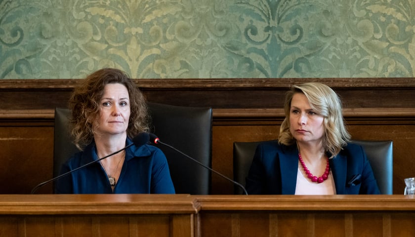 Powiększ obraz: <p>XVIII sesja Rady Miejskiej Wrocławia, 22.05.2025. Przy mikrofonie przewodnicząca Rady Miejskiej Agnieszka Rybczak.</p>