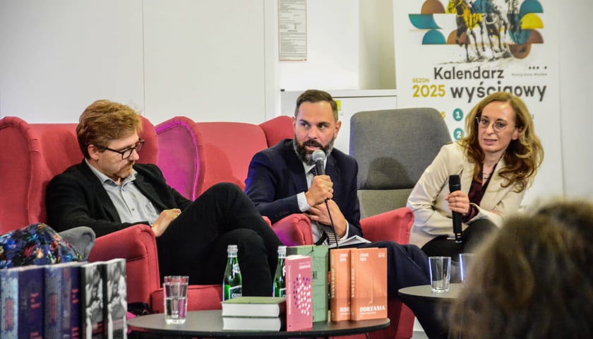Powiększ obraz: <p>Debata o tożsamości ziem zachodnich i północnych. Centrum Historii Zajezdnia, 22.05.2025. Od lewej: prof. Wojciech Kucharski, dr Marek Mutor, dr Katarzyna Uczkiewicz.</p>