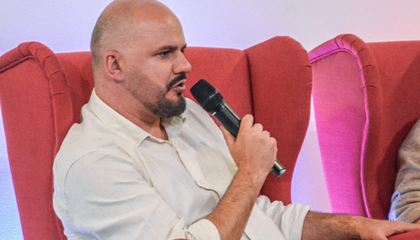 Powiększ obraz: <p>Debata o tożsamości ziem zachodnich i północnych. Centrum Historii Zajezdnia, 22.05.2025. Przy mikrofonie Sławomir Sochaj.</p>