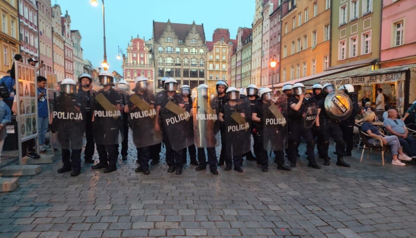 Powiększ obraz: <p>Policja wkroczyła do Rynku po tym, jak kibice wszczęli awanturę</p>