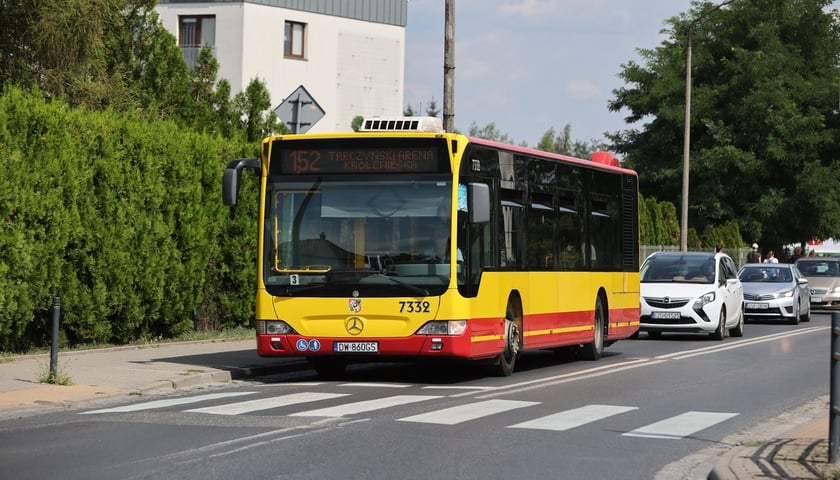 Powiększ obraz: Autobus z floty MPK Wrocław. Na Leśnicę za tramwaj będzie jeździł autobus zastępczej linii 710