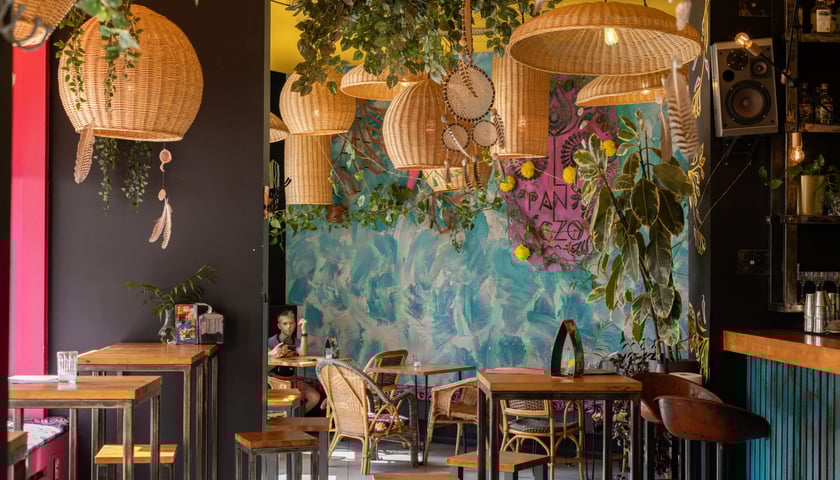 Powiększ obraz: Na zdjęciu kolorowe wnętrze wrocławskiej restauracji PANCZO.