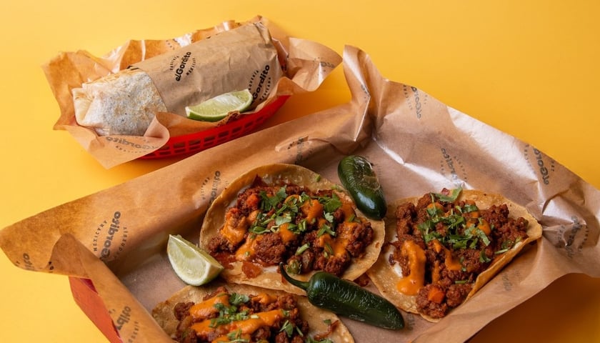 Powiększ obraz: W El Gordito serwowane są m.in. tacosy wypełnione mięsem i warzywami.