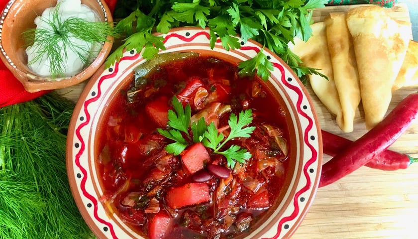 Powiększ obraz: Kozacka Chatka serwuje dania kuchni ukraińskiej. Na zdjęciu barszcz.