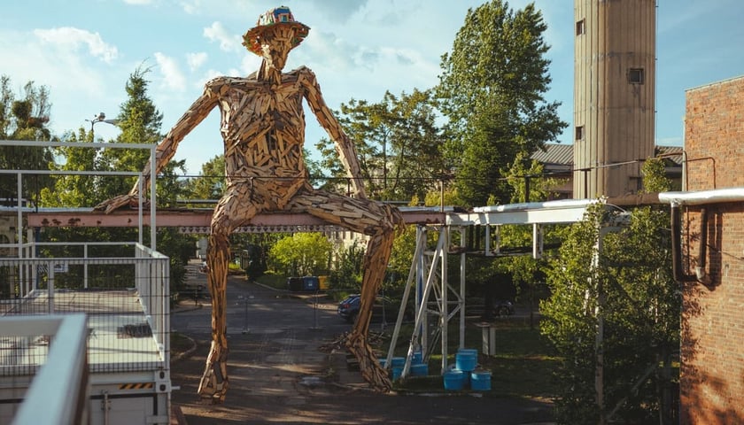 Powiększ obraz: Zdjęcie przedstawia wejście do HUTY, czyli nowej plenerowej przestrzeni we Wrocławiu.