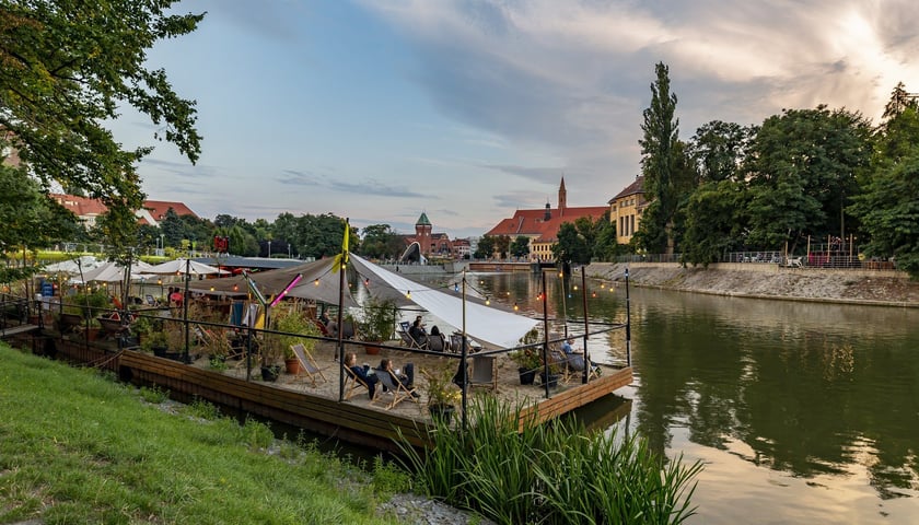 Powiększ obraz: Zdjęcie ilustruje znajdujące się na wrocławskiej wyspie Słodowej barki gastronomiczne.