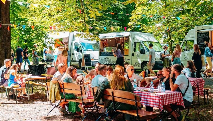 Powiększ obraz: Park Śniadniowy to wydarzenie, podczas którego food trucki serwują poranne posiłki w plenerze.