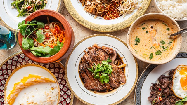 Powiększ obraz: Na zdjęciu talerze pełne dań kuchni tajskiej z wrocławskiej restauracji Thajka.