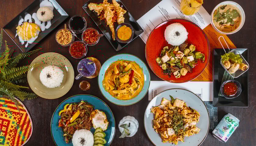 Powiększ obraz: Zdjęcie przedstawia różnorodną ofertę dań z lokalu Chai Thai we Wrocławiu.