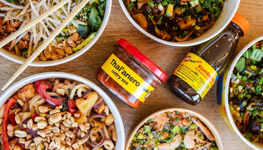 Powiększ obraz: Zdjęcie przedstawia miseczki z daniami z restauracji HulThai we Wrocławiu, na środku ustawione są ostre sosy.