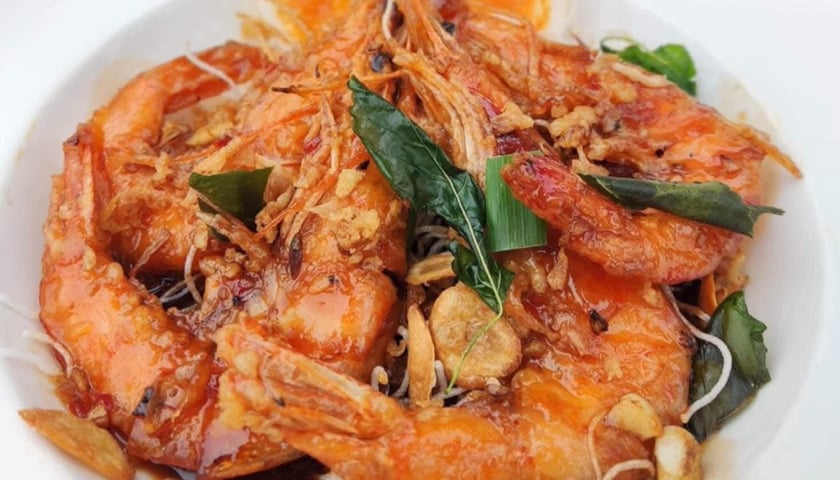 Powiększ obraz: We wrocławskiej restauracji Pha Tha Thai zjemy popularną tajską potrawę, czyli pad thaia.