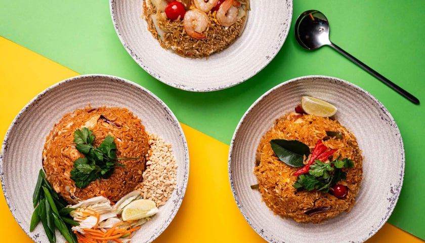 Powiększ obraz: WOO THAI we Wrocławiu oferuje m.in. przedstawione na zdjęciu dania z woka na bazie ryżu i warzyw.