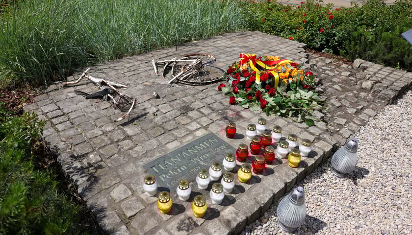 Powiększ obraz: Upamiętnienie ofiar masakry na placu Tian’anmen w Pekinie 4 czerwca 1989 r. i 36. rocznicy wrocławskiego Obozu Żywego Protestu