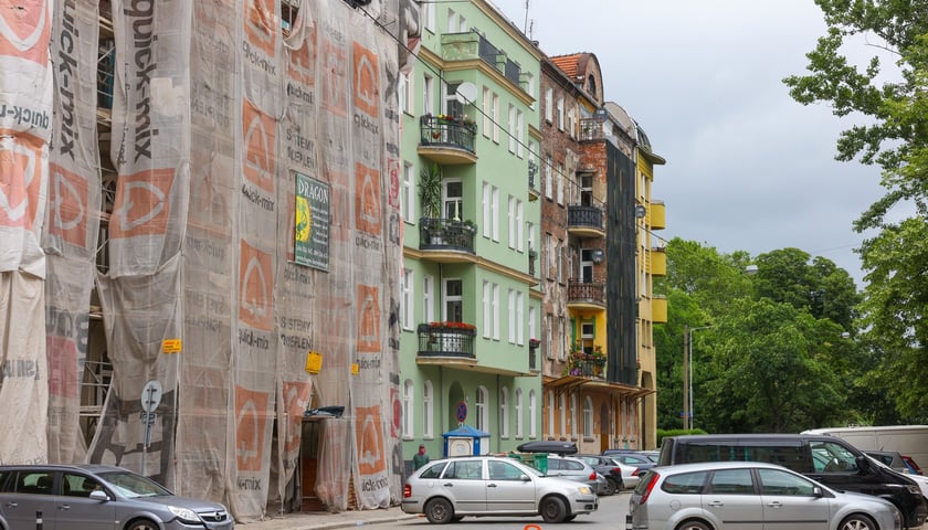 Budynki i spotkanie na Ołbinie, Rozbrat 12, w głębi Rozbrat 16