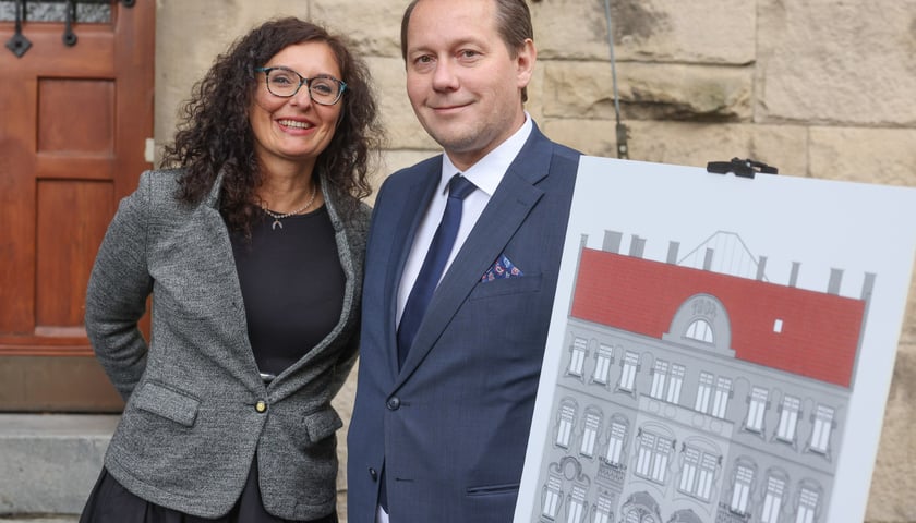 Budynki i spotkanie na Ołbinie, radna Iza Duchowska i wiceprezydent Michał Młyńczak