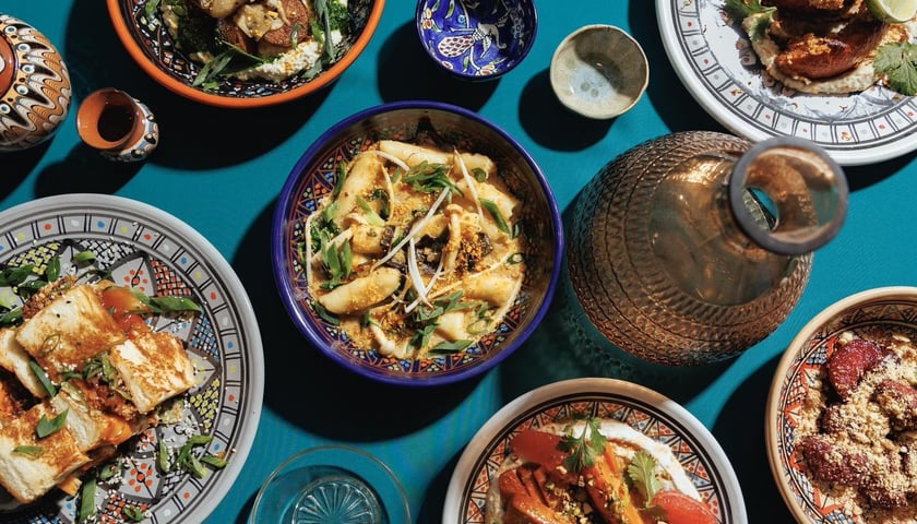 Powiększ obraz: Zdjęcie przedstawia talerzyki z daniami kuchni bliskowschodniej z wrocławskiej restauracji FALLA we Wrocławiu.