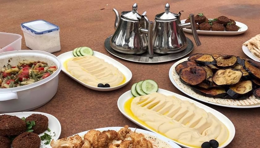 Powiększ obraz: Zdjęcie ukazuje różne dania serwowane w restauracji Kasprowicza 24 we Wrocławiu.