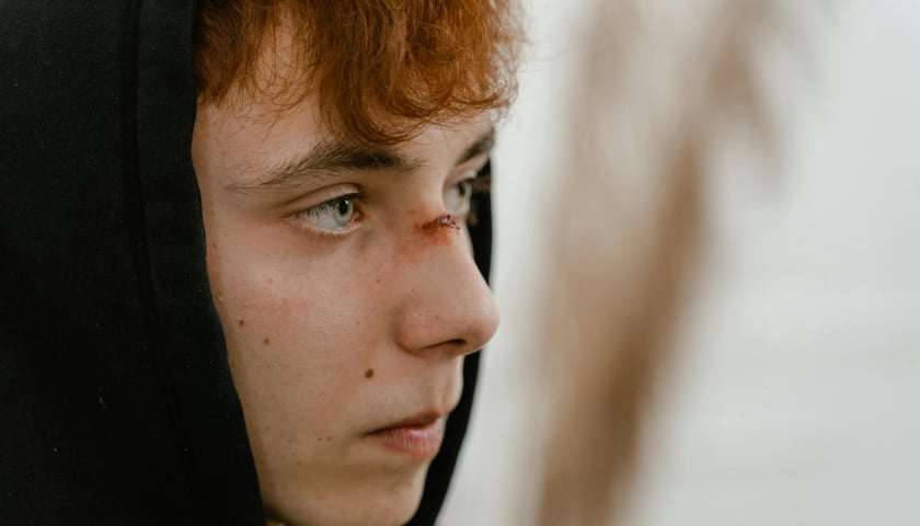 Powiększ obraz: <p>Ofiarą przemocy może paść każdy, bez względu na wiek, płeć, wkształcenie czy status społeczny. Najbardziej narażone na przemoc sa dzieci</p>