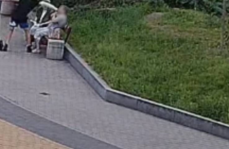 Mężczyzna poszukiwany przez Policję. Widok z kamery monitoringu