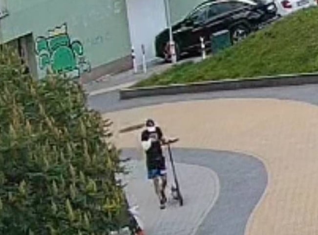 Mężczyzna poszukiwany przez Policję. Widok z kamery monitoringu