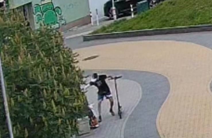 Mężczyzna poszukiwany przez Policję. Widok z kamery monitoringu
