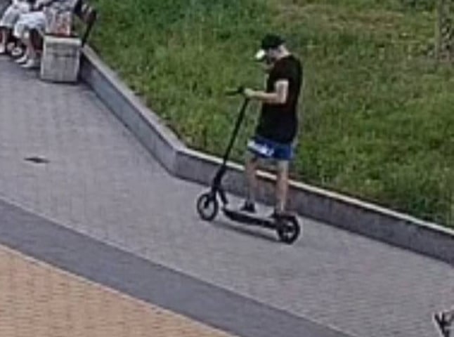 Mężczyzna poszukiwany przez Policję. Widok z kamery monitoringu