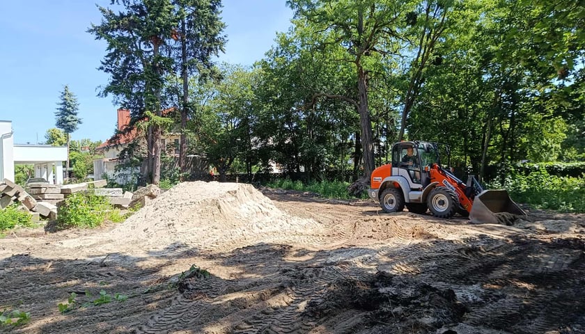 Powiększ obraz: Prace na cmentarzu przy ul. Krzyckiej