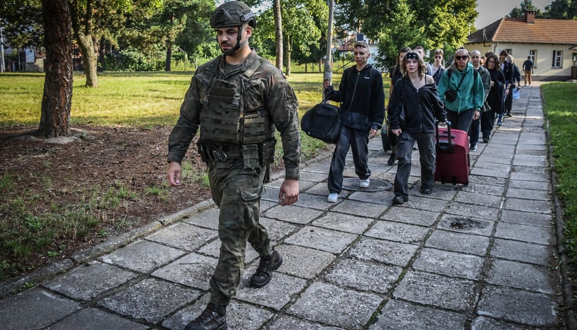 Powiększ obraz: Przybyli na wakacje z wojskiem. Następnego dnia będą maszerować w mundurach i z karabinami