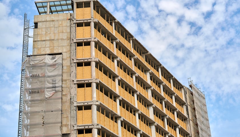 Rozbiórka Arkad Wrocławskich w 2025 roku nadal trwa