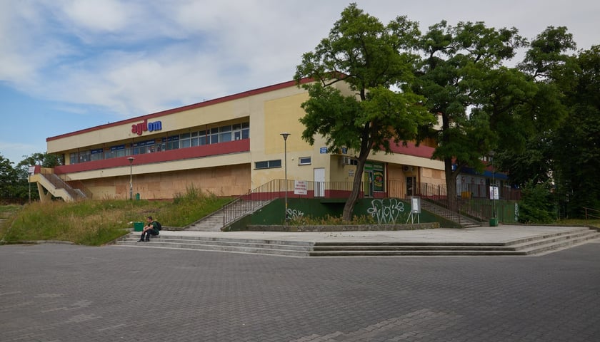 Powiększ obraz: <p>Pawilon handlowy "Biały dom" - tu już nie do końca biały...</p>